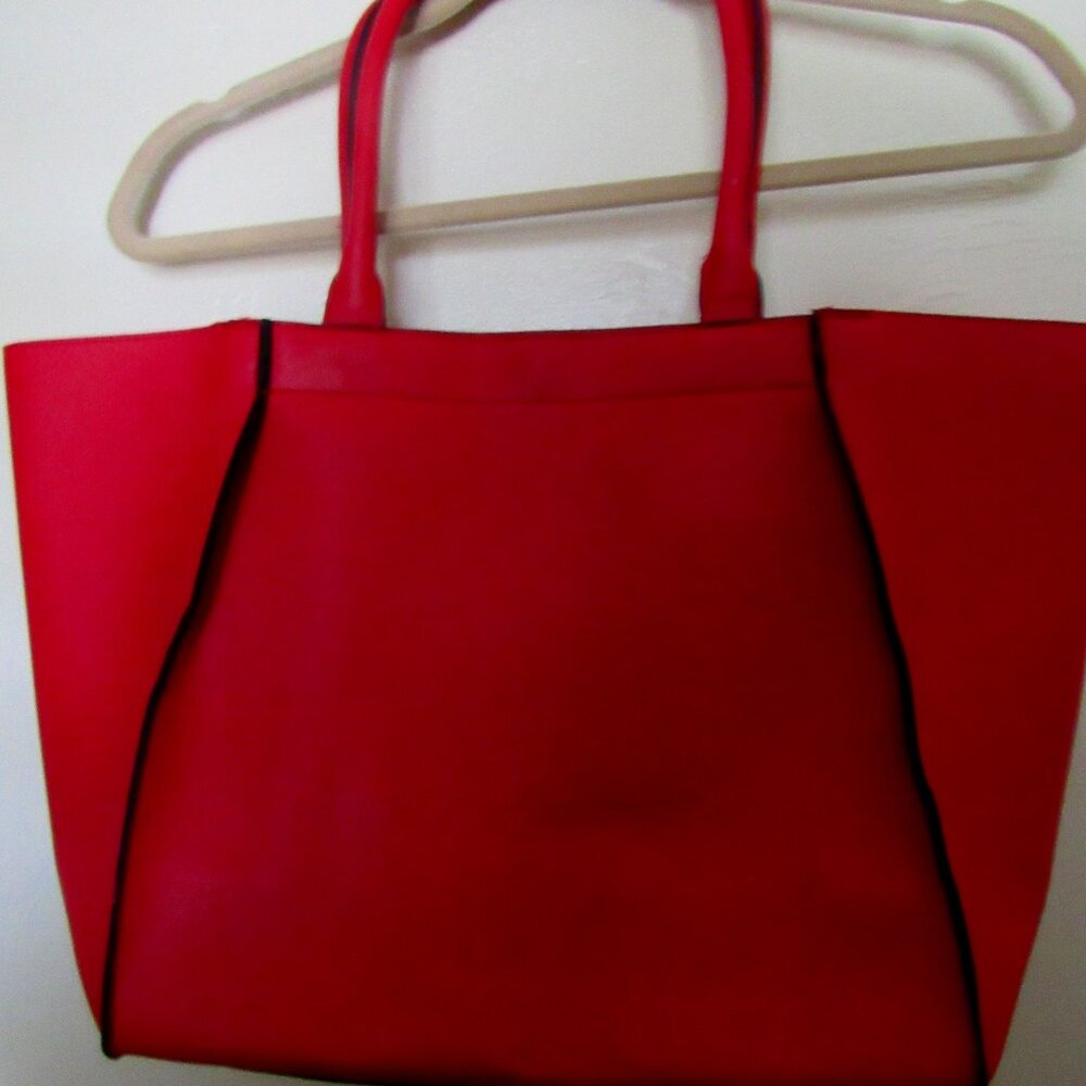 ELIZABETH ARDEN LARGE RED TOTE PURSE FAUX FUR POM POM BLACK KEYCHAIN LARGE